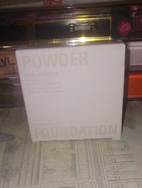 Kylie Cosmetics Powder Foundation -
